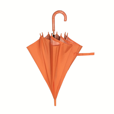 Соответствуя вал и нервюры стеклоткани зонтика гольфа цвета оранжевые длинные компактные