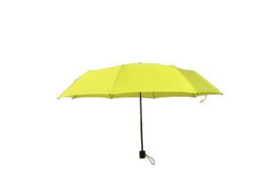Зонтик желтой собственной личности дам складывая, складывает конец отсутствующего руководства зонтика открытый
