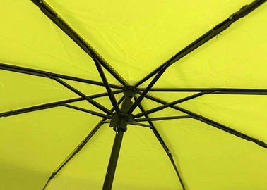 Зонтик желтой собственной личности дам складывая, складывает конец отсутствующего руководства зонтика открытый