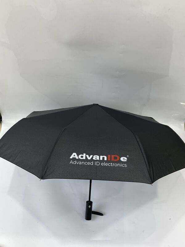 Традиционный деревянный зонтик с ручкой, предназначенный для максимальной долговечности и стильного внешнего вида, подходящий для бизнеса и отдыха